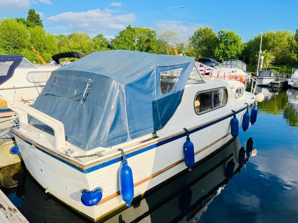 Отель Buoyant Breaks Брей Экстерьер фото